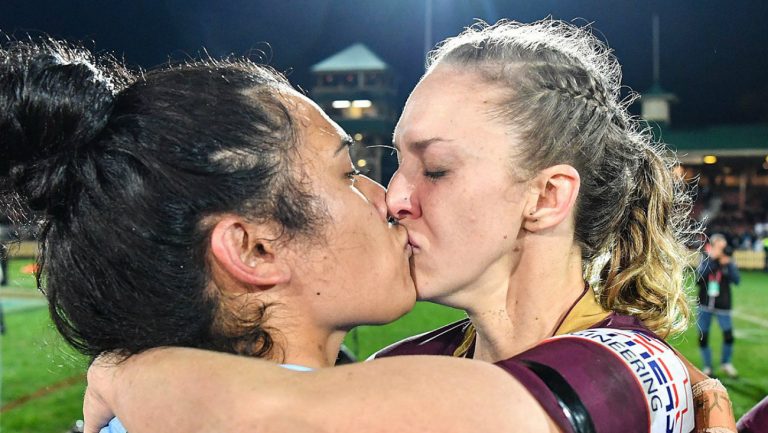 Le baiser des deux joueuses - Women's Rugby League
