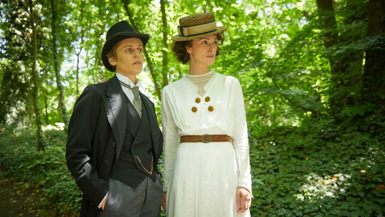 Denise Gough et Keira Knightley dans « Colette », de