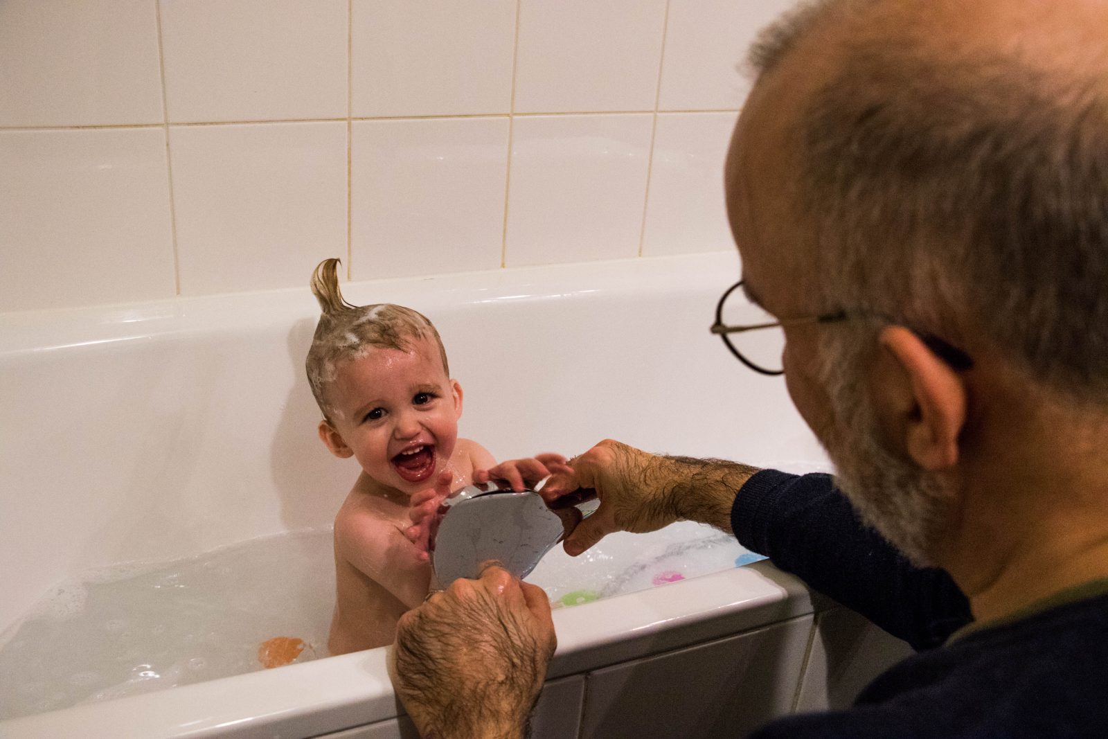 Philippe donne à Louise son bain pendant que Jane est dans le salon avec David-Jean - Floriane Valdayron