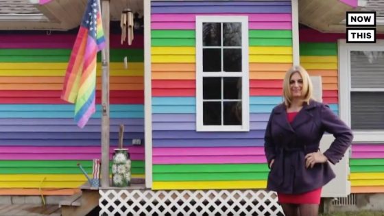 New-York : Une femme victime de harcèlement transphobe décide de peindre sa maison aux couleurs de l’arc-en-ciel
