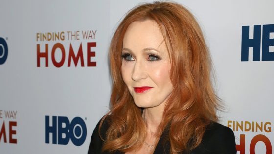 J.K. Rowling fait la promo d’une boutique d’accessoires aux messages transphobes