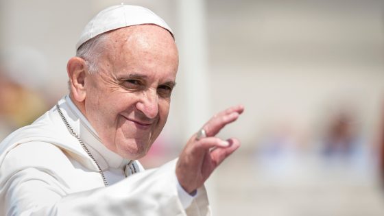 Le Vatican affirme que les personnes trans peuvent recevoir le baptême