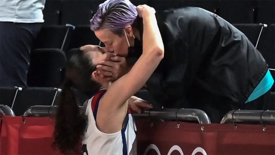 Des médailles et un baiser pour le couple de championnes olympiques Sue Bird et Megan Rapinoe