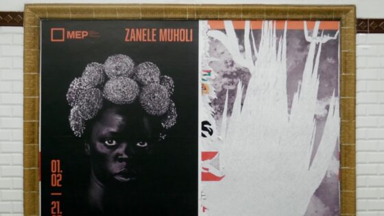 Des affiches de l’exposition consacrée à l’artiste non binaire Zanele Muholi vandalisées dans le métro parisien