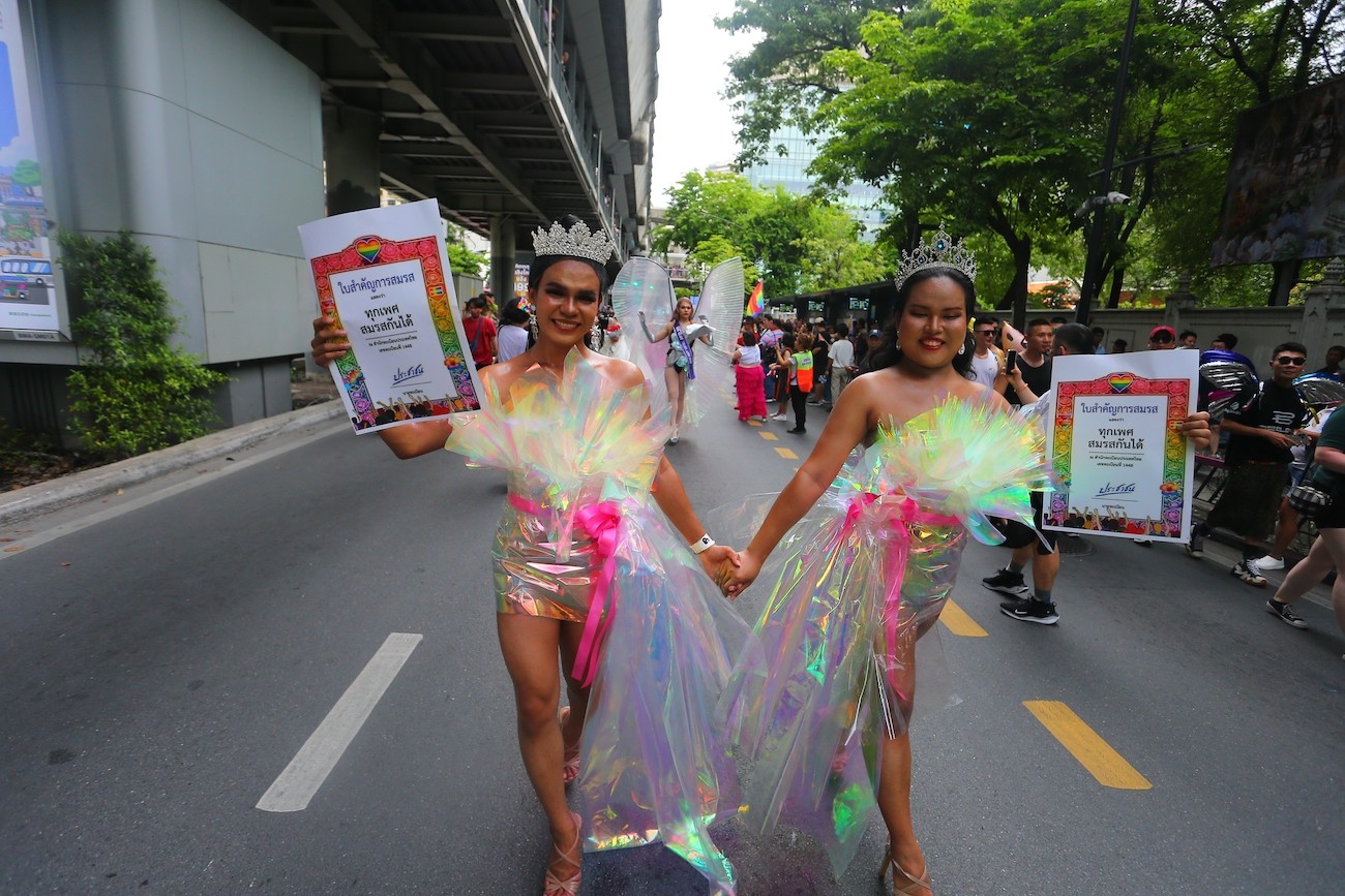 Deux manifestantes réclament le mariage pour tous lors de la Pride de Bangkok le 1er juin 2024